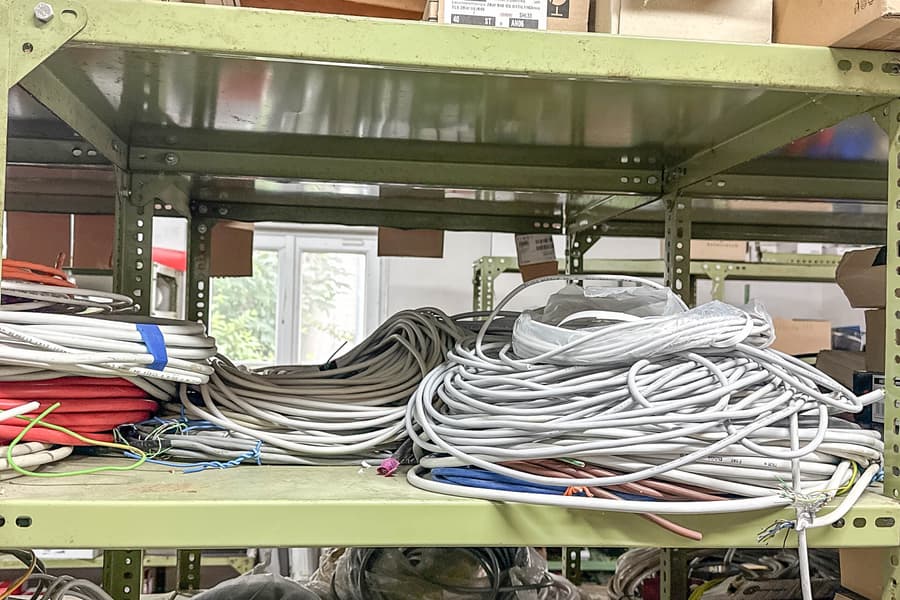 Inhalt Regalebene: Kabel